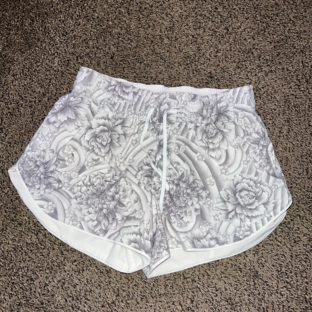 Lululemon: Choose A Side Reversible Mid-Rise Short 3”, Size 6